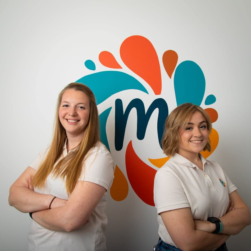 Marie Senden et Léa Strasser, kinésithérapeutes à Dalhem bras croisés dans le cabinet Mouv's
