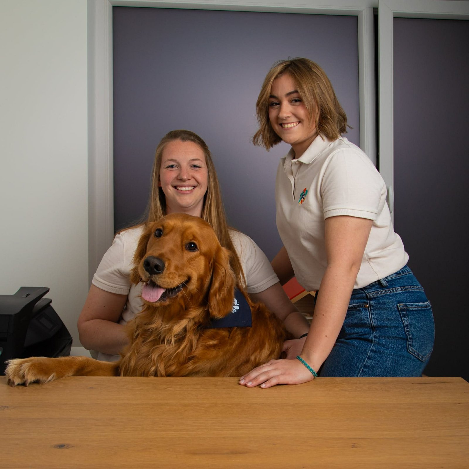 Marie Senden et Léa Strasser avec leur chien thérapeutique Mousse